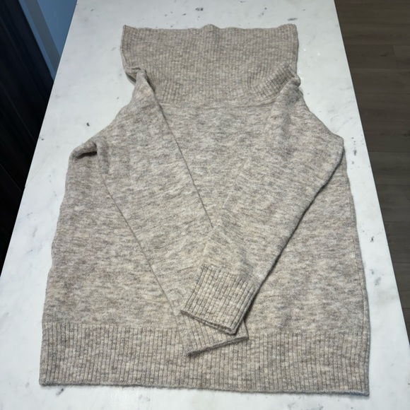 Faretta sweater S (off the shoulder) Aritzia Wilfred - Picture 2 of 3